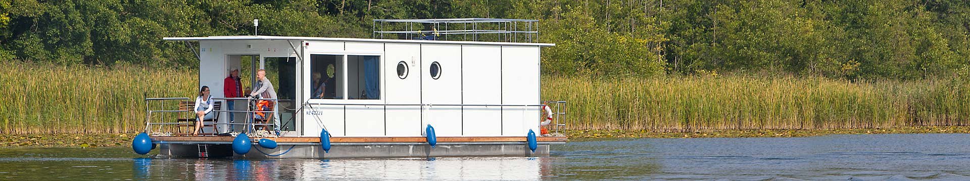 Eine Familie auf dem Febomobil für einen ausgiebigen Wasserurlaub.