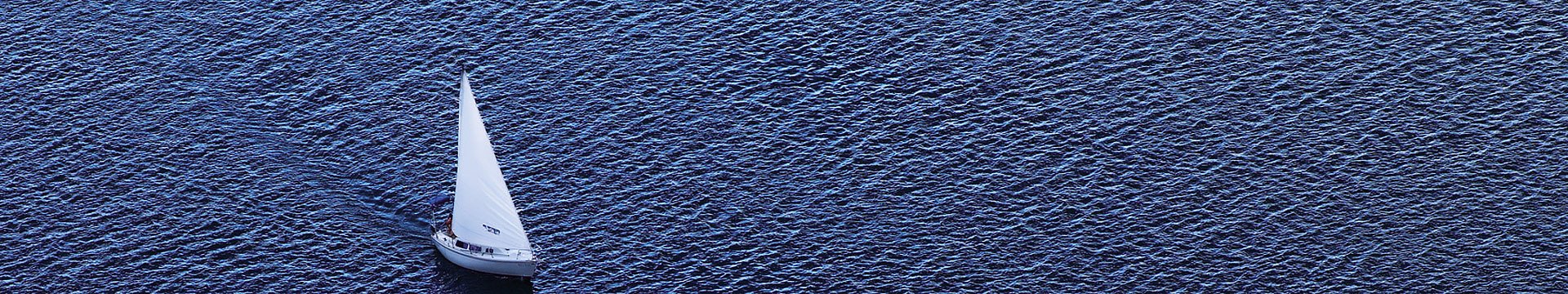 Luftaufnahme einer Segelyacht auf einem See 