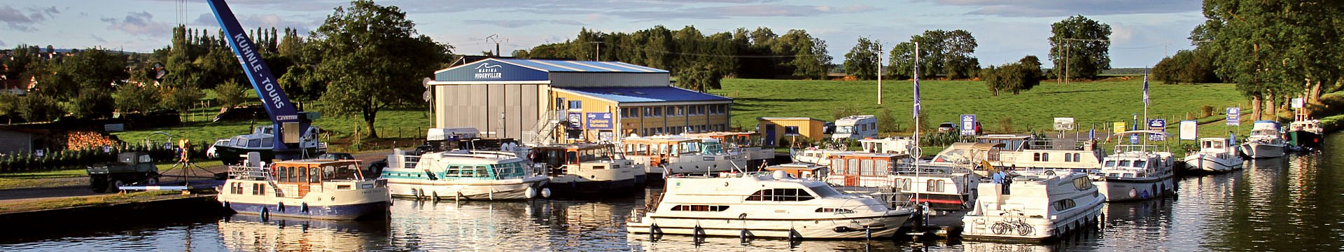 Eine hübsche kleine Marina in einer weiten Landschaft im Elsass