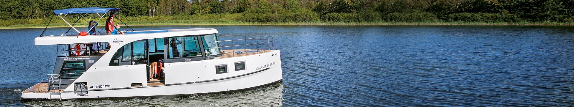 das Hausboot Aquino unterwegs auf einem kleinen See der brandenburgischen Seenplatte