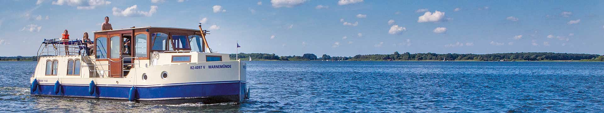 Das Hausboot Kormoran 1150 mit einer Familie auf den Weg in erholsame und ereignisreiche Bootsferien.