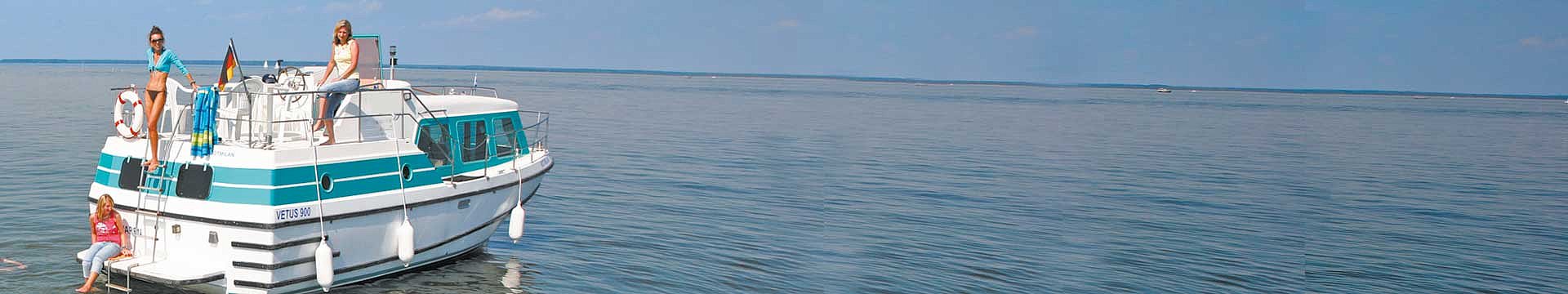 Drei Frauen machen es sich mit dem Hausboot,der Vetus 900, auf der Müritz gemütlich.