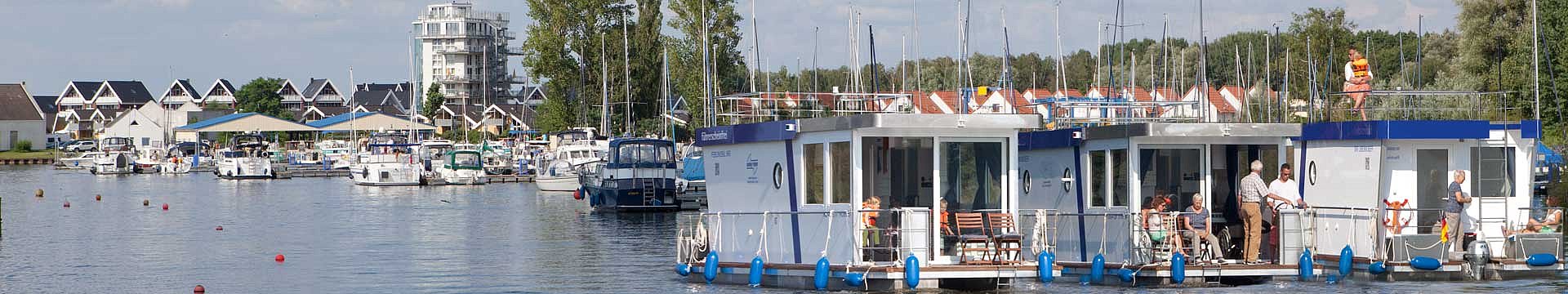Die Febomobile in der Flotte der Verkaufsboote und am Verkaufssteg zu finden im Hafendorf Müritz.
