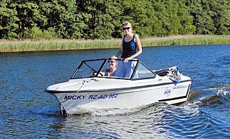 Ein kleineres Motorsportboot fährt über einen See.