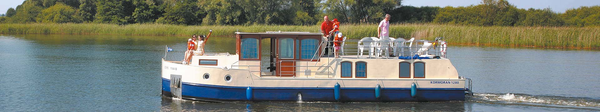 Das Hausboot Kormoran 1280 bringt zwei Männer sicher in die fischreichen Buchten zum Angeln.