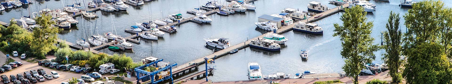 Der Verkaufssteg im Hafendorf Müritz mit breiten Angebot an Hausbooten vom Typ Kormoran Vetus und Motoryachten.