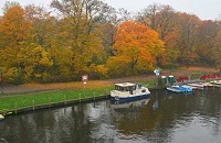 Hausboot auf den Wasserstraßen von Berlin im Herbst
