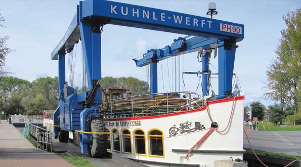 Passagierschiff am 80t Kran von Kuhnle im Hafendorf Müritz